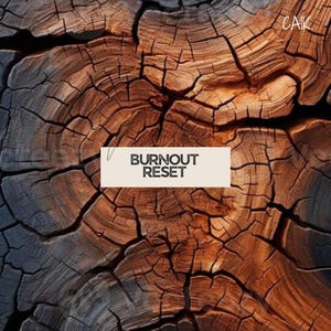 Puede incluir: Primer plano de una superficie de madera envejecida con un patrón de sección transversal. La madera muestra tonos marrones y grises, con grietas y anillos de crecimiento visibles. Una pancarta rectangular beige con las palabras "BURNOUT RESET" está superpuesta a la madera.