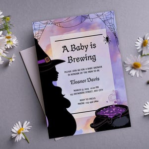 編集可能な「A Baby Is Brewing」ベビーシャワー招待状 | ハロウィンテンプレート | 不気味な紫ゴシックベビーシャワー | ママになる人へのカード | DIY招待状
