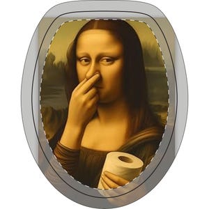 Puede incluir: Asiento de inodoro con una imagen humorística de la Mona Lisa tapándose la nariz, sosteniendo un rollo de papel higiénico. La obra de arte está enmarcada en un óvalo, ofreciendo un giro lúdico a una pintura clásica.