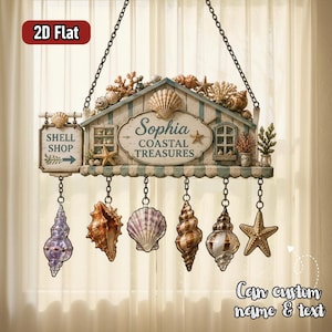 Puede incluir: Un letrero colgante con el texto 'Sophia COASTAL TREASURES' y un cartel más pequeño 'SHELL SHOP' con una flecha. La estructura está decorada con varias conchas, estrellas de mar y coral. Seis adornos de conchas y estrellas cuelgan de cadenas.