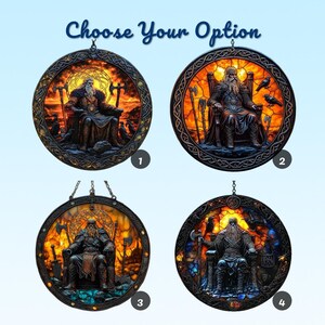Puede incluir: Cuatro adornos de pared redondos que representan a un guerrero vikingo sentado en un trono, rodeado de hachas y cuervos. Cada pieza tiene un fondo &uacute;nico, incluyendo puestas de sol ardientes y noches estrelladas. El texto "Choose Your Option" est&aacute; en la parte superior.