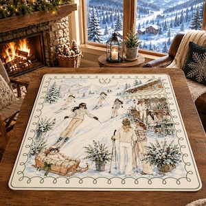 Peut inclure: Un plaid rectangulaire illustré d'une scène hivernale détaillée montrant des skieurs, des personnes attablées à une terrasse et un chien dans un traîneau en bois. Le motif comprend des sapins, des montagnes enneigées et une bordure verte.
