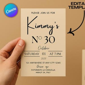 Peut inclure: Une carte d'invitation beige tenue par une main, avec du texte noir annonçant "Kimmy's N° 30" pour le 1er octobre 2025, à 19h. La carte comprend l'adresse "123 Anywhere St" et les instructions "Drive up". Le logo Canva est dans le coin supérieur gauche.