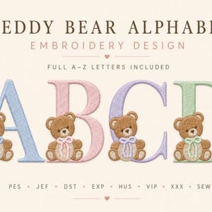 Puede incluir: Un diseño de bordado titulado TEDDY BEAR ALPHABET que presenta las letras A, B, C y D en azul claro, rosa, morado y verde. Cada letra está acompañada por un oso de peluche marrón con un lazo de cinta de color a juego en el cuello.