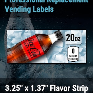 Pode incluir: Uma etiqueta retangular para máquina de venda automática medindo 8,26 cm por 3,48 cm. O rótulo apresenta um gráfico de uma garrafa de Coca-Cola Zero Sugar, uma indicação de capacidade de 20 oz e um quadro de 0 calorias por garrafa sobre fundo gelado.