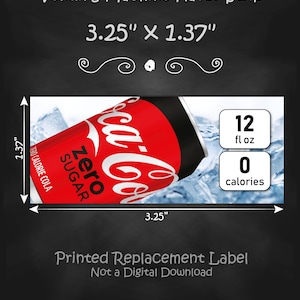 Pode incluir: Uma etiqueta retangular para máquina de venda automática medindo 8,26 cm por 3,48 cm. O rótulo apresenta um gráfico de lata de Coca-Cola Zero Sugar, cubos de gelo e caixas brancas exibindo 12 fl oz e 0 calorias. O texto inclui Vending Machine Flavor Strip.