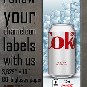 Puede incluir: Imagen publicitaria de "chameleon labels" con una lata de Coca-Cola Light y cubitos de hielo. La lata es blanca con letras rojas "Coke". La imagen incluye texto: "renueva tus etiquetas chameleon con nosotros", dimensiones y tipo de papel.