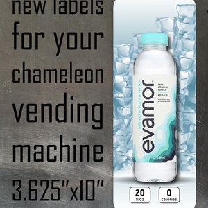 Puede incluir: Una botella de plástico transparente de agua artesiana natural Evamor con tapa azul claro, etiqueta con patrones topográficos azules y blancos, textos 20 fl oz, 0 calories y new labels for your chameleon vending machine 3.625"x10".