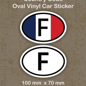 Puede incluir: Pegatinas ovaladas de vinilo para coche con el diseño de la bandera francesa y la letra "F". Disponibles en color o blanco y negro, cada pegatina mide 100 mm x 70 mm. El texto dice "Country Code Oval Vinyl Car Sticker".