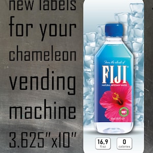 Puede incluir: Una etiqueta rectangular para máquina expendedora de 9,21 cm por 25,4 cm, con una botella de agua Fiji con tapón azul, una flor de hibisco rosa y cubitos de hielo. El texto dice: new labels for your chameleon vending machine.