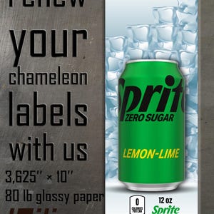 Könnte beinhalten: Eine grüne Sprite Zero Sugar Zitrone-Limette-Soda-Dose mit Eiswürfeln, auf einem metallischen Hintergrund. Die Dose hat 355 ml und null Kalorien. Das Bild enthält auch den Text "erneuern Sie Ihre Chamäleon-Etiketten mit uns."