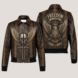 Peut inclure: Une veste marron à texture façon peau de serpent, ornée sur le devant d'un crâne ailé et d'une épée. Le dos présente un aigle avec une couronne et un bouclier, accompagné du texte "FREEDOM IS EARNED NOT GIVEN" dans une police arquée.