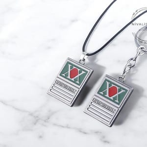 Llavero metálico con forma de tarjeta estilo anime: un colgante genial de insignia otaku para hombre, accesorio de cosplay, joya geek