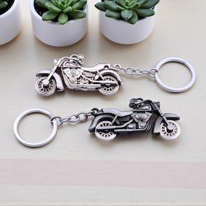 Retro Motorcycle Keychain for Men – Heavy Metal Biker Key Ring, Vintage Motorbike Gift, Cool Car Keychain Accessory for Him