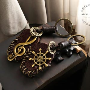 Porte-clés Vintage en Cuir avec Boussole – Aile & Note de Musique – Cadeau Fait Main pour Homme Femme, Sac ou Voiture