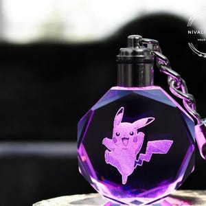 Kleurrijke Kristallen Sleutelhanger met Licht – Anime Stijl Glazen Hanger met Elektrische Muis, Cadeau voor Sleutels & Tassen