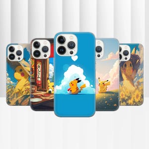 Puede incluir: Conjunto de cinco fundas para teléfono con un personaje de dibujos animados de Pikachu. Las fundas son transparentes con una variedad de diseños coloridos. Una funda presenta un Pikachu sosteniendo una Poké Ball, otra presenta un Pikachu con un fondo rojo y blanco, y otra presenta un Pikachu con un fondo azul y blanco.