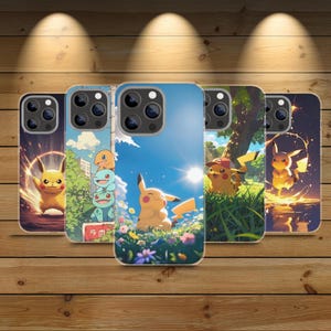Puede incluir: Una colección de fundas para teléfonos con ilustraciones coloridas de Pikachu y otros personajes de Pokémon. Las fundas muestran escenas vibrantes con cielos azules, hierba verde y varios Pokémon. Las fundas se exhiben sobre una superficie de madera.