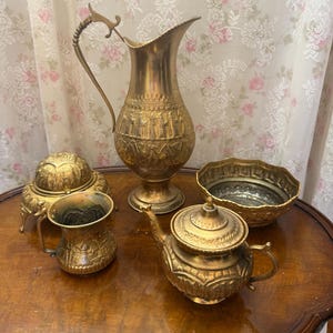 Juego de té antiguo de Oriente Medio chapado en oro sobre latón – Grabado a mano de estilo persa, tetera y piezas decorativas para servir (no es de oro macizo).