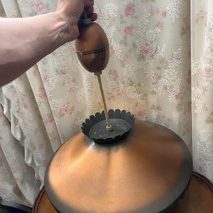 Lámpara colgante vintage de cobre de mediados de siglo – Lámpara colgante de estilo escandinavo con difusor de vidrio opalino – Lámpara de techo de la década de 1960