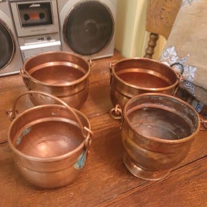 4 antika kopparkrukor med lock