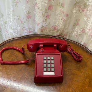 Bittel HA9888 Retro Red Corded Desk Telephone – Vintage Style Push Button Landline Phone – Hotel Telephone – Mid Century Inspired Decor