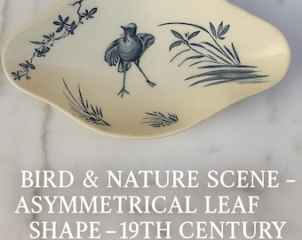 Plato antiguo de loza francesa – Escena de aves y naturaleza – Forma de hoja asimétrica – Siglo XIX