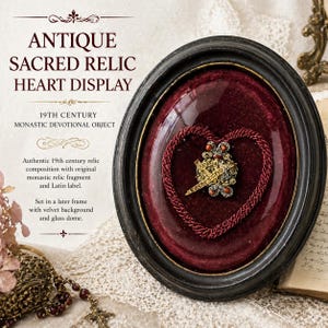 Exhibición de reliquias religiosas antiguas, marco del Sagrado Corazón, objeto devocional monástico del siglo XIX, cúpula de cristal, decoración gótica.