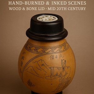 Könnte beinhalten: Vintage chinesische geschnitzte Kürbis-Vase mit handgebrannten und tintenfarbenen Szenen. Die Vase hat einen Deckel aus Holz und Knochen. Die Kürbis ist hellbraun mit schwarzen Tuschzeichnungen einer Person und Bergen.