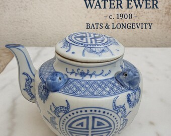 Jarra de agua china azul y blanca para viajes, murciélagos de la longevidad "Shou", marca apócrifa Qianlong, finales de la República Qing, c. 1900