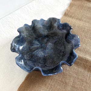 Handmade Deep Blue Resin Bowl, Sculptural Ruffle Edge Catchall Tray for Keys & Jewellery, Modern Coffee Table Decor, Artistic Home Accent