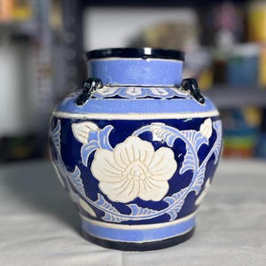 Può includere: Un set di tre tazze in ceramica con finitura opaca e macchiettata. Le tazze sono nei toni del crema, marrone chiaro e marrone scuro. Ogni tazza ha un design semplice e minimalista.