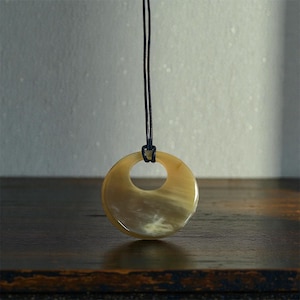 Halsband med hänge i naturligt horn och justerbart halsband - Vietnamesiska hantverksaccessoarer