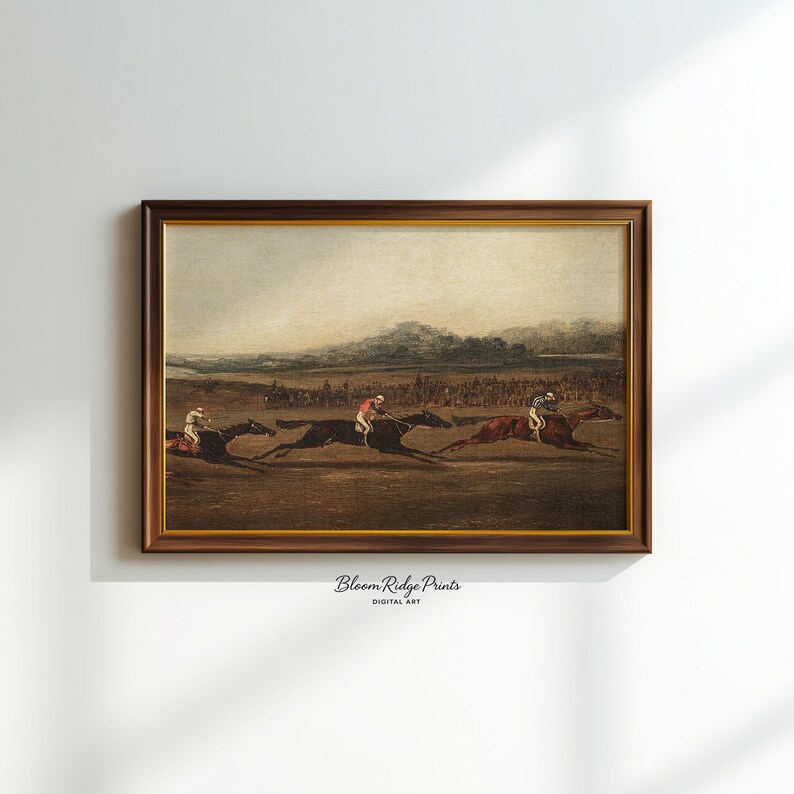 K&ouml;nnte beinhalten: Ein gerahmter Vintage-Druck, der ein Pferderennen mit drei Pferden und Jockeys zeigt. Das Kunstwerk hat einen braunen Holzrahmen und den Text "Bloom Ridge Prints DIGITAL ART" unten.