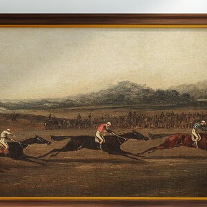 K&ouml;nnte beinhalten: Gerahmtes Vintage-Gem&auml;lde mit einer Pferderennszene mit drei Jockeys in Aktion. Das Kunstwerk hat einen braunen Holzrahmen, eine ged&auml;mpfte Farbpalette und eine Zuschauermenge im Hintergrund.