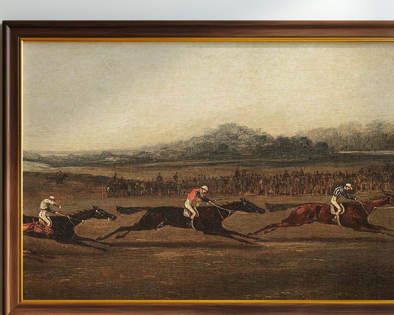 K&ouml;nnte beinhalten: Gerahmtes Vintage-Gem&auml;lde mit einer Pferderennszene mit drei Jockeys in Aktion. Das Kunstwerk hat einen braunen Holzrahmen, eine ged&auml;mpfte Farbpalette und eine Zuschauermenge im Hintergrund.