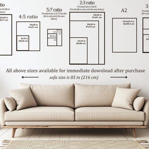 K&ouml;nnte beinhalten: Ein beiges Sofa mit Holzrahmen befindet sich unter einer wei&szlig;en Wand mit verschiedenen Druckgr&ouml;&szlig;en, darunter 55,9x71 cm und 41x51 cm. Der Text weist auf sofort verf&uuml;gbare Downloadgr&ouml;&szlig;en hin.