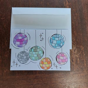 Cartão em formato de bola de discoteca, desenhado à mão. Feito na Escócia.