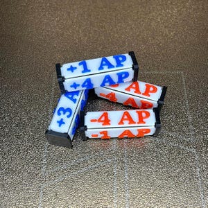 TCG Power Counter, Tokens +/-1 bis +/-4 Attack Points, Positiv & Negativ, AP, Angriffskraft, Effektwürfel, Gundam Card Game, 4 Stk