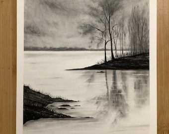 木炭で描かれた木の風景画、霧のかかった湖面の反射アート、ミニマルな自然イラスト、モノクロの壁飾り、額装なしのオリジナルスケッチ