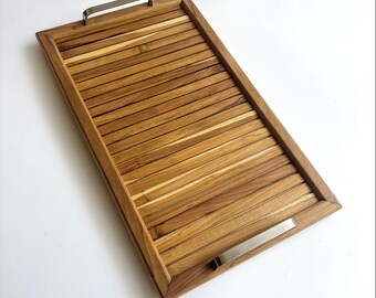 Serviertablett aus Teakholz mit Edelstahlgriffen - 50 x 30 cm