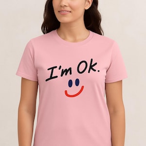 Estou bem. – Camiseta minimalista unissex com mensagem escrita à mão | Camiseta Saúde Mental Positiva
