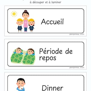 Peut inclure: Trois cartes rectangulaires avec des illustrations et du texte. La carte du haut montre un soleil et un groupe d'enfants avec un adulte, intitulé "Accueil". La carte du milieu représente des enfants dormant, intitulé "Période de repos". La carte du bas montre un enfant mangeant, intitulé "Dinner".
