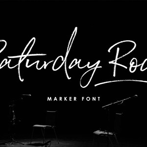 Könnte beinhalten: Ein Schwarzweißbild des Textes "Saturday Rock", geschrieben in einer weißen, Pinselstrich-Schriftart. Der Text ist in einem lässigen, handschriftlichen Stil geschrieben. Der Text ist vor einem schwarzen Hintergrund platziert. Der Text ist mittig im Bild angeordnet. Der Text wird von den Worten "Marker Font" begleitet, die in einer kleineren, serifenlosen Schriftart unter dem Haupttext stehen.