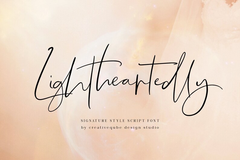 Puede incluir: Una fuente manuscrita llamada "Lightheartedly" en un estilo de fuente de escritura cursiva negra. El texto est&aacute; sobre un fondo melocot&oacute;n claro con una forma circular borrosa blanca en el fondo.