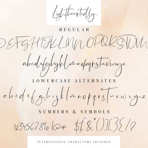 Puede incluir: Un gr&aacute;fico de alfabeto de fuente con el nombre "Lightheartedly" en una fuente de escritura a mano. El gr&aacute;fico muestra letras may&uacute;sculas y min&uacute;sculas, n&uacute;meros y s&iacute;mbolos. La fuente es un estilo de escritura cursiva.