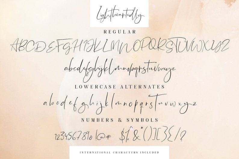 Puede incluir: Un gr&aacute;fico de alfabeto de fuente con el nombre "Lightheartedly" en una fuente de escritura a mano. El gr&aacute;fico muestra letras may&uacute;sculas y min&uacute;sculas, n&uacute;meros y s&iacute;mbolos. La fuente es un estilo de escritura cursiva.