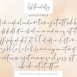 Puede incluir: Un primer plano de una muestra de fuente manuscrita que muestra ligaduras para diferentes combinaciones de letras. La fuente se llama "Lightheartedly" e incluye caracteres internacionales.