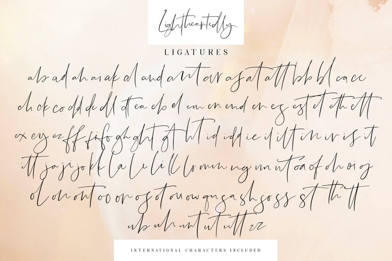 Puede incluir: Un primer plano de una muestra de fuente manuscrita que muestra ligaduras para diferentes combinaciones de letras. La fuente se llama "Lightheartedly" e incluye caracteres internacionales.