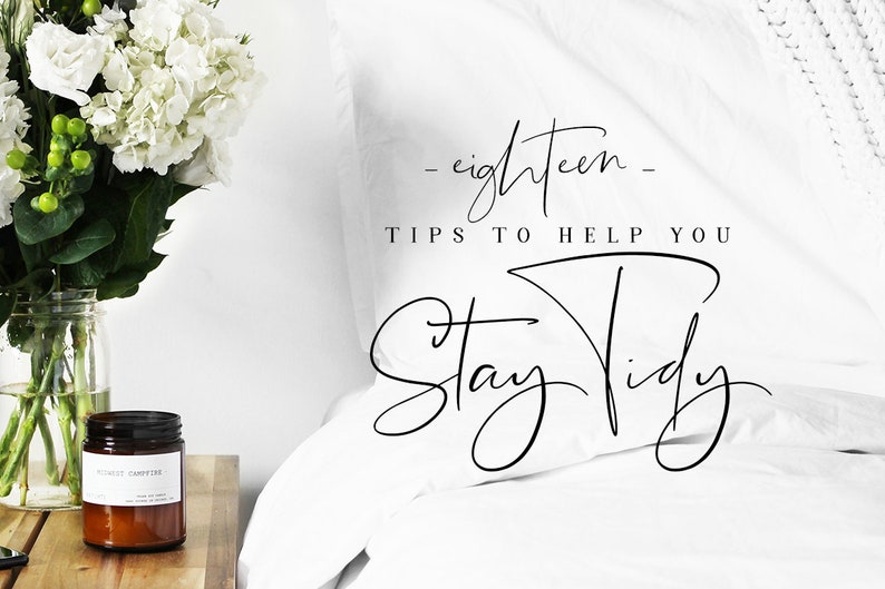 Puede incluir: Cama blanca con un gr&aacute;fico en blanco y negro que dice "eighteen tips to help you stay tidy".